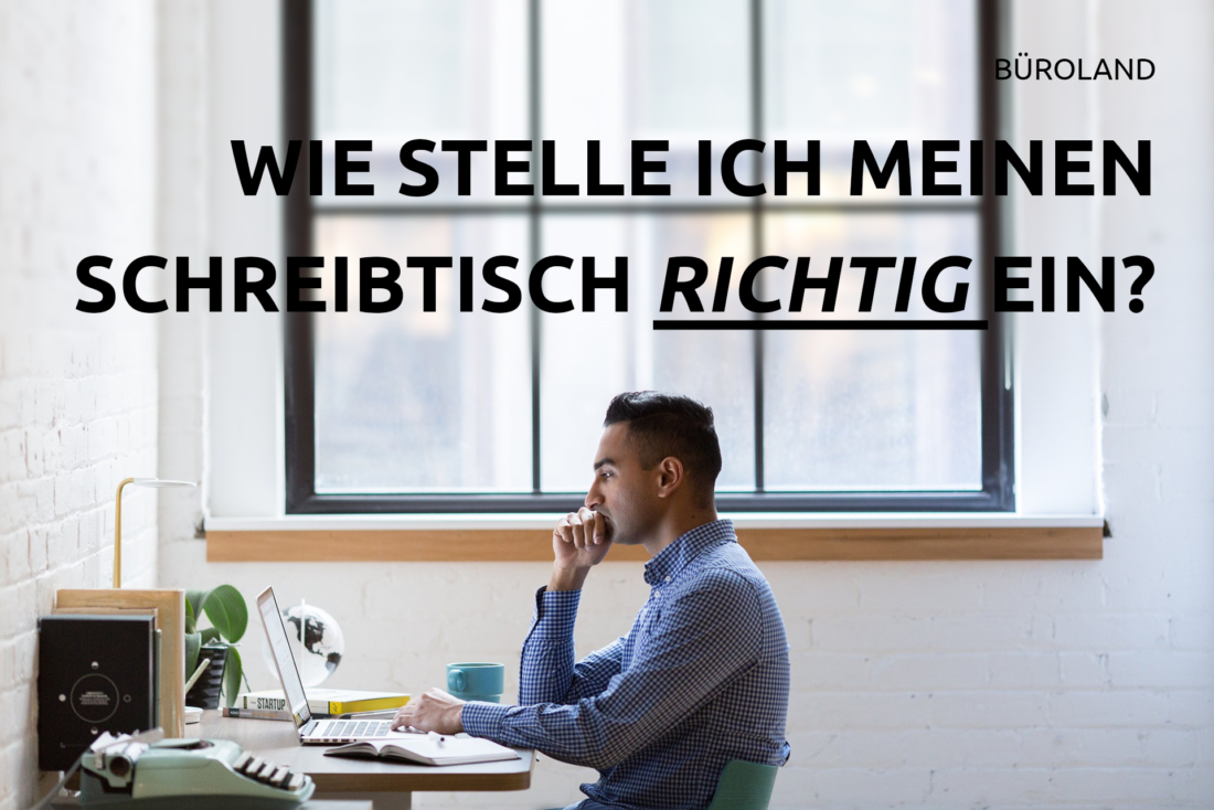 mann sitzt am schreibtisch