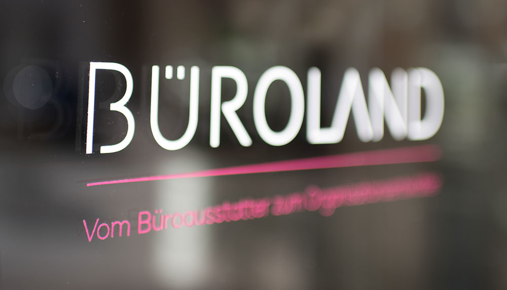 Büroland Logo und Claim an Glasscheibe