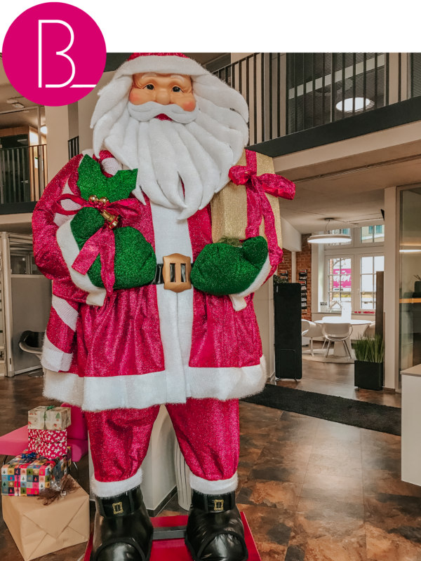 Ein 3m großer Weihnachtsmann in Büroland Pink