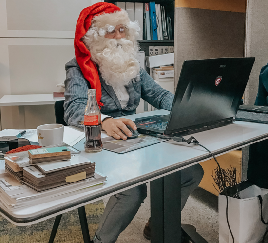 Büroland Mittarbeiter als Weihnachtsmann
