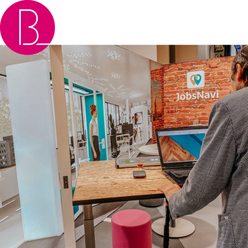 Büroland Stand Karriere Start Dresden 2 Messewand mit Büroeinrichtung und Startup JobsNavi