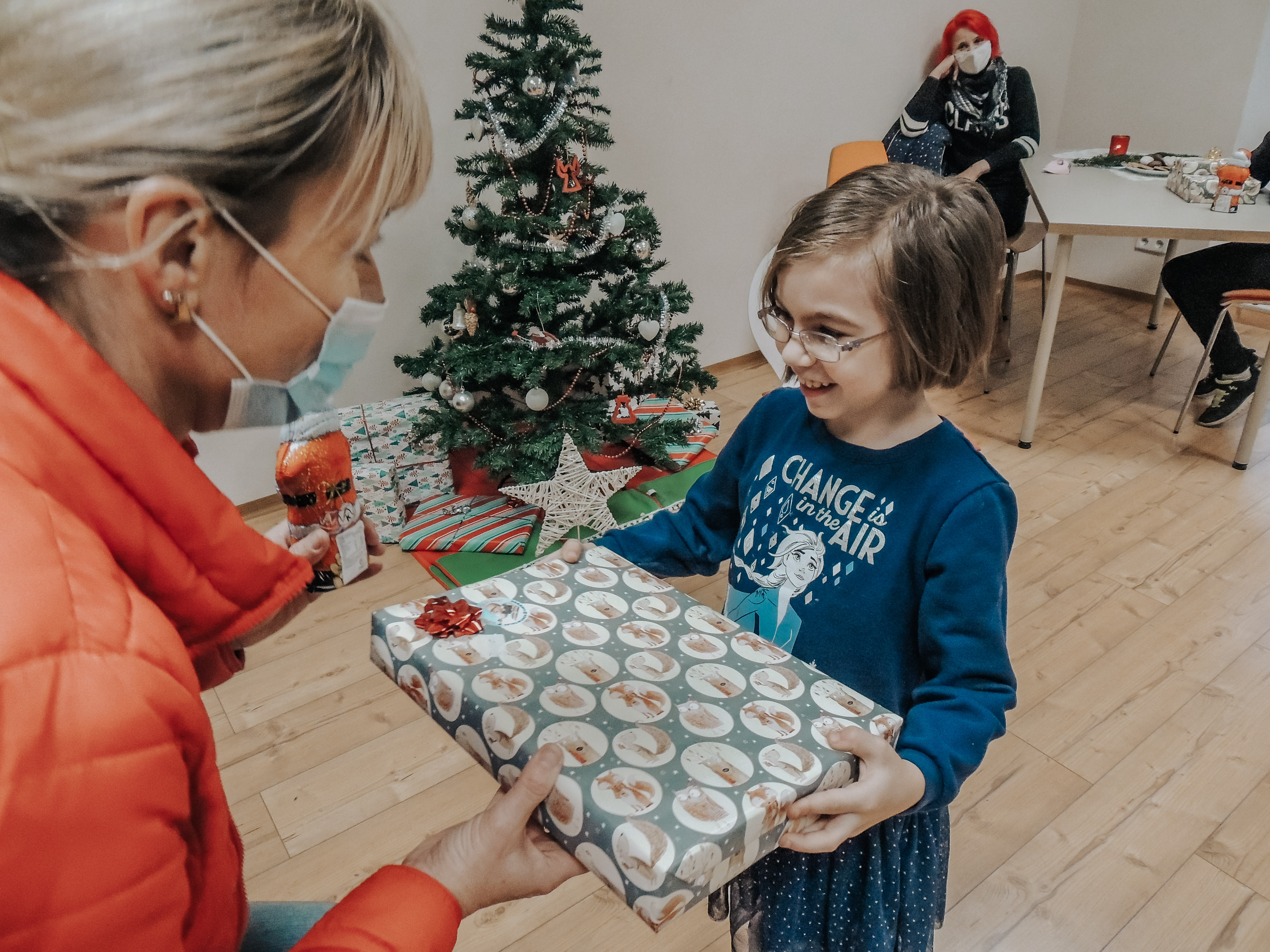 Unsere Büroland-Weihnachtsmann-Helfer haben den Kindern ihre Geschenke überreicht.