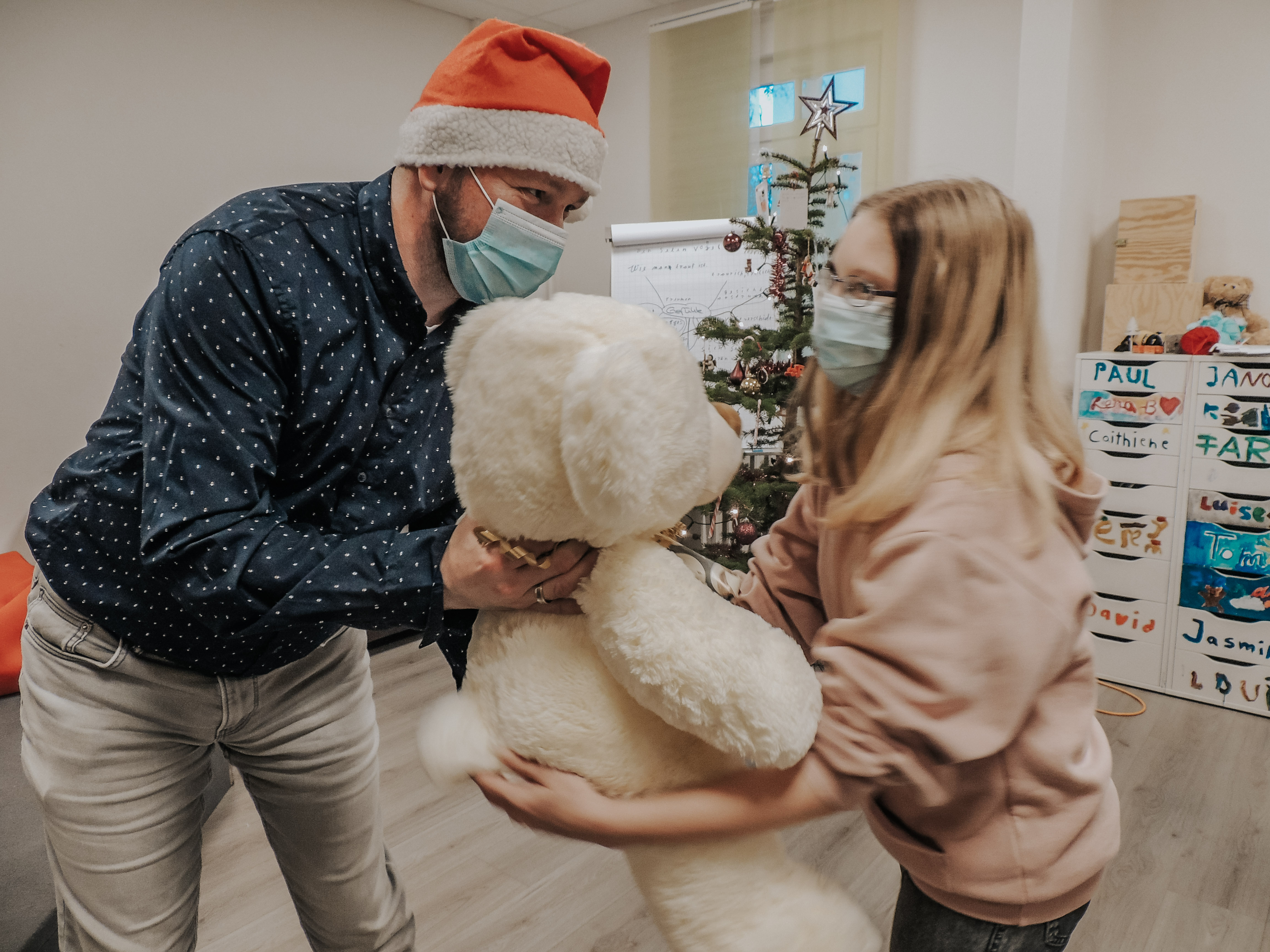 Büroland schenkt benachteiligten Kindern Weihnachtsgeschenke